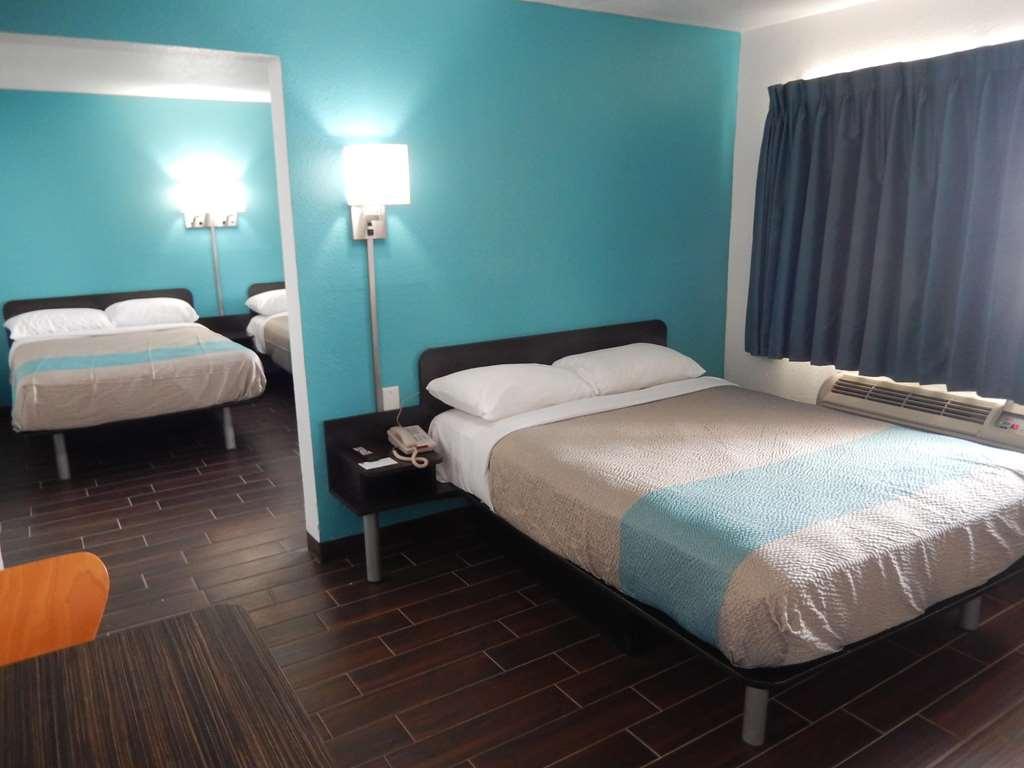 Motel 6 Portland Room photo
