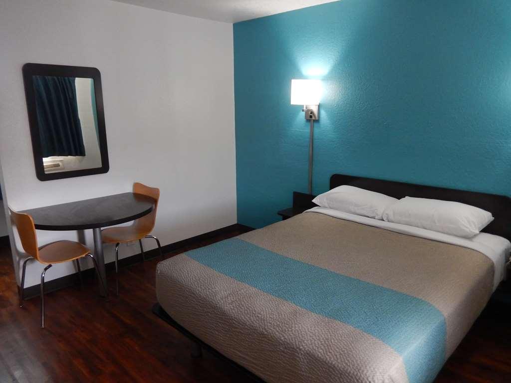 Motel 6 Portland Room photo