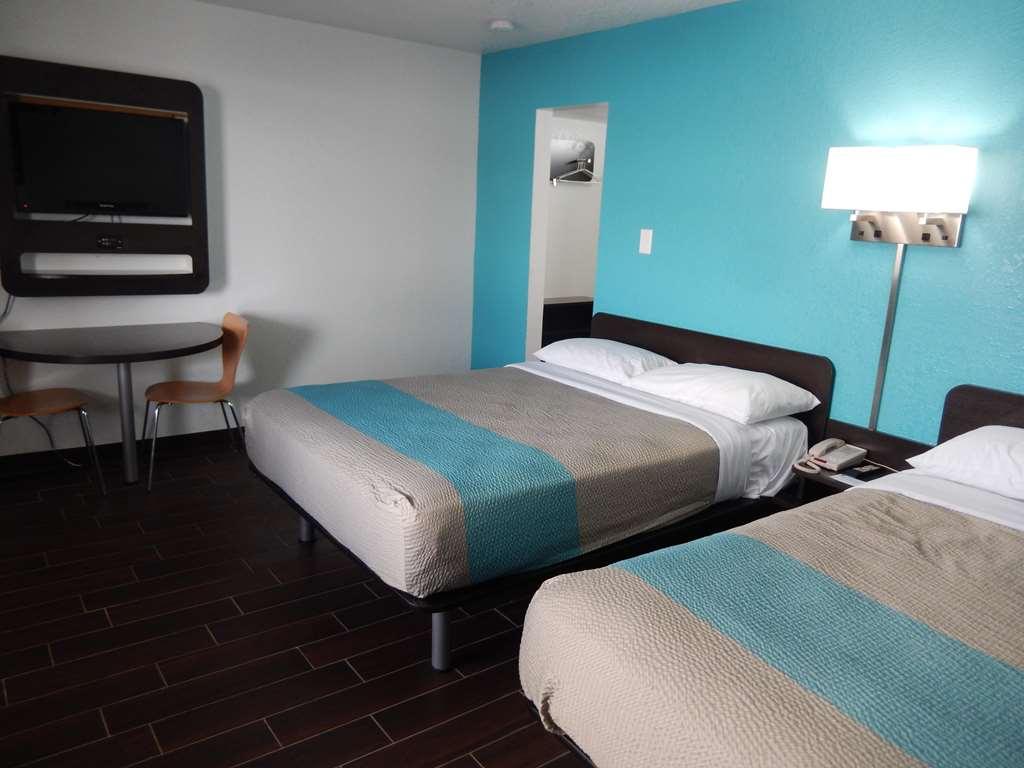 Motel 6 Portland Room photo