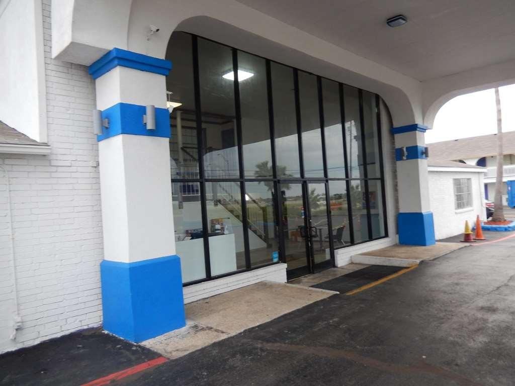 Motel 6 Portland Exterior photo